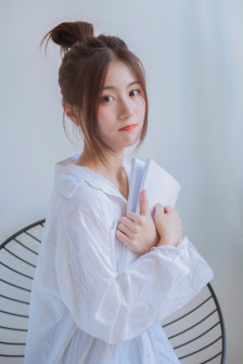 老头边吃奶边弄进去呻吟
